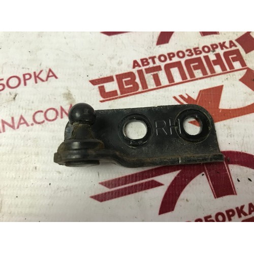 Кронштейн амортизатора ляди правий Kia Sorento 2002- 817823E000